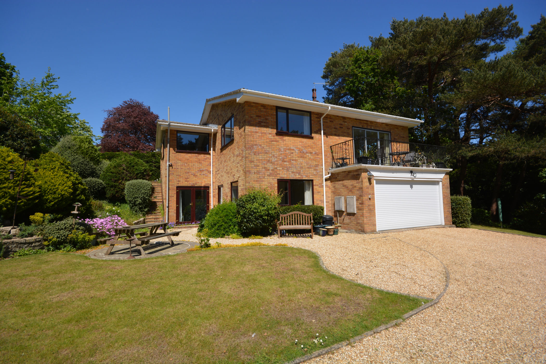 5 Bedroom Detached House : Ashwood Drive, Broadstone