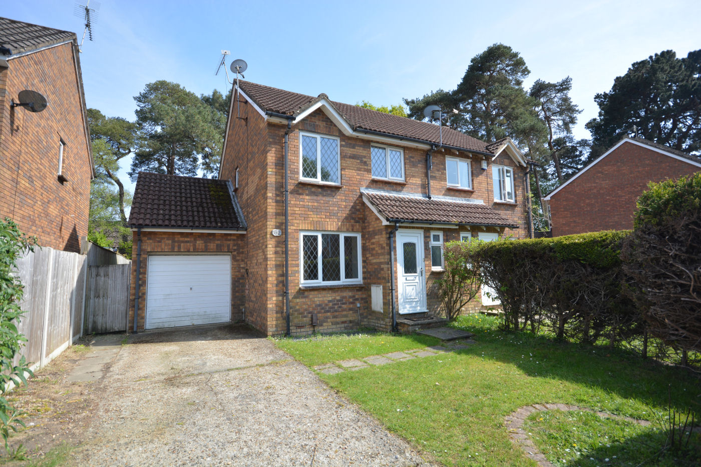 3 Bedroom Semi-Detached House : Meadowsweet Road, Creekmoor