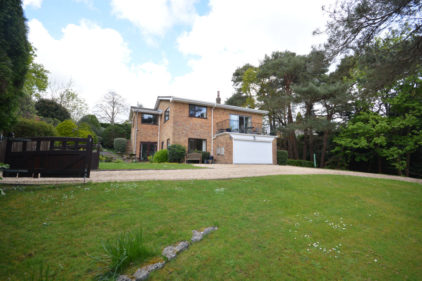 5 Bedroom Detached House : Ashwood Drive, Broadstone