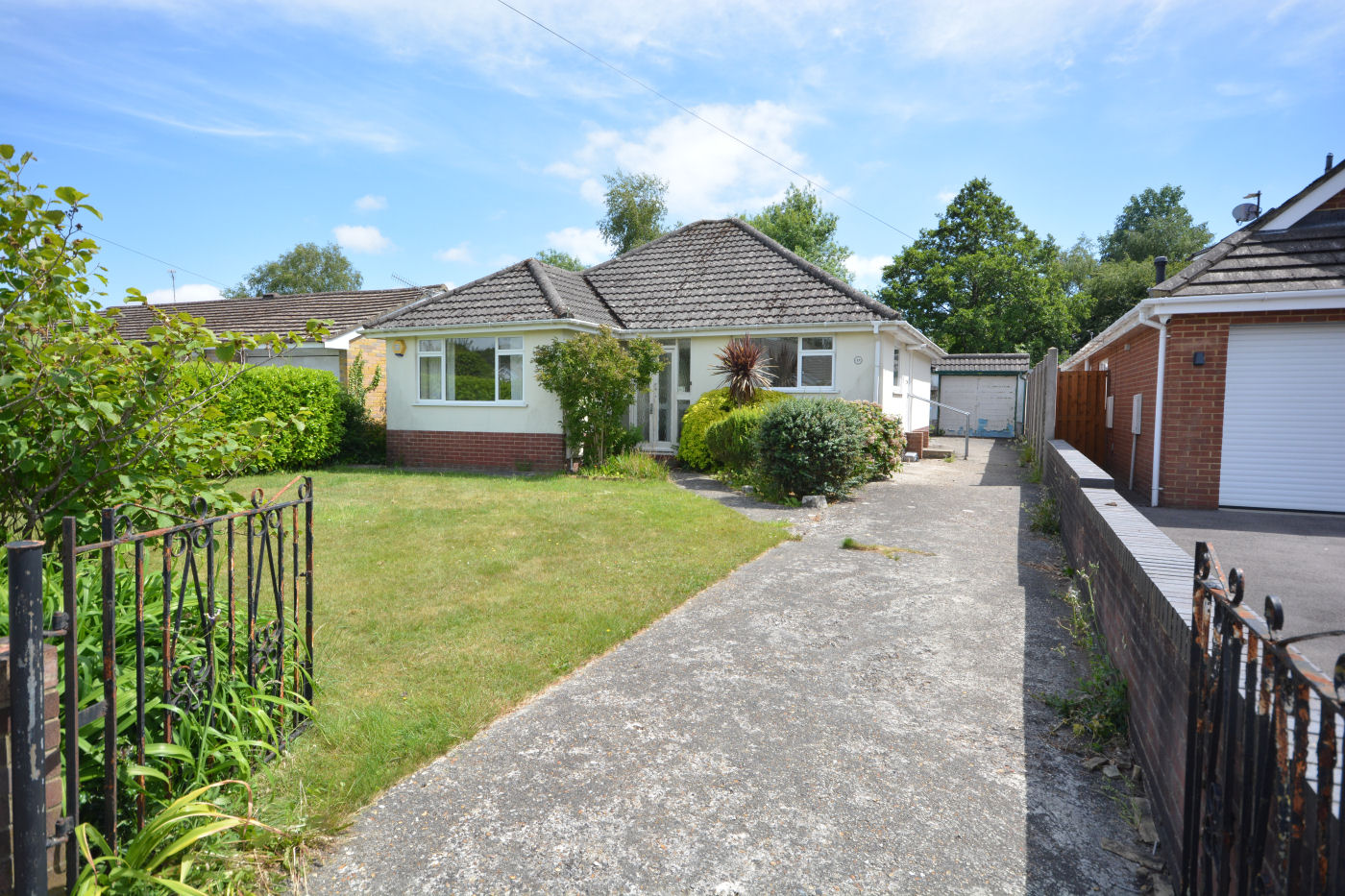 2 Bedroom Detached Bungalow : Cheam Road, Broadstone
