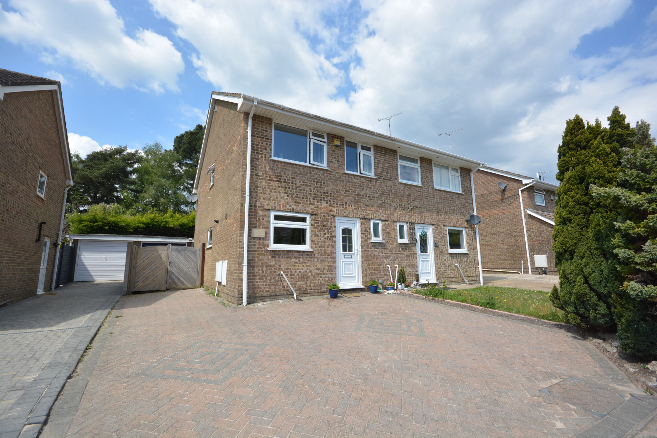 3 Bedroom Semi-Detached House : Lytchett Drive, Broadstone