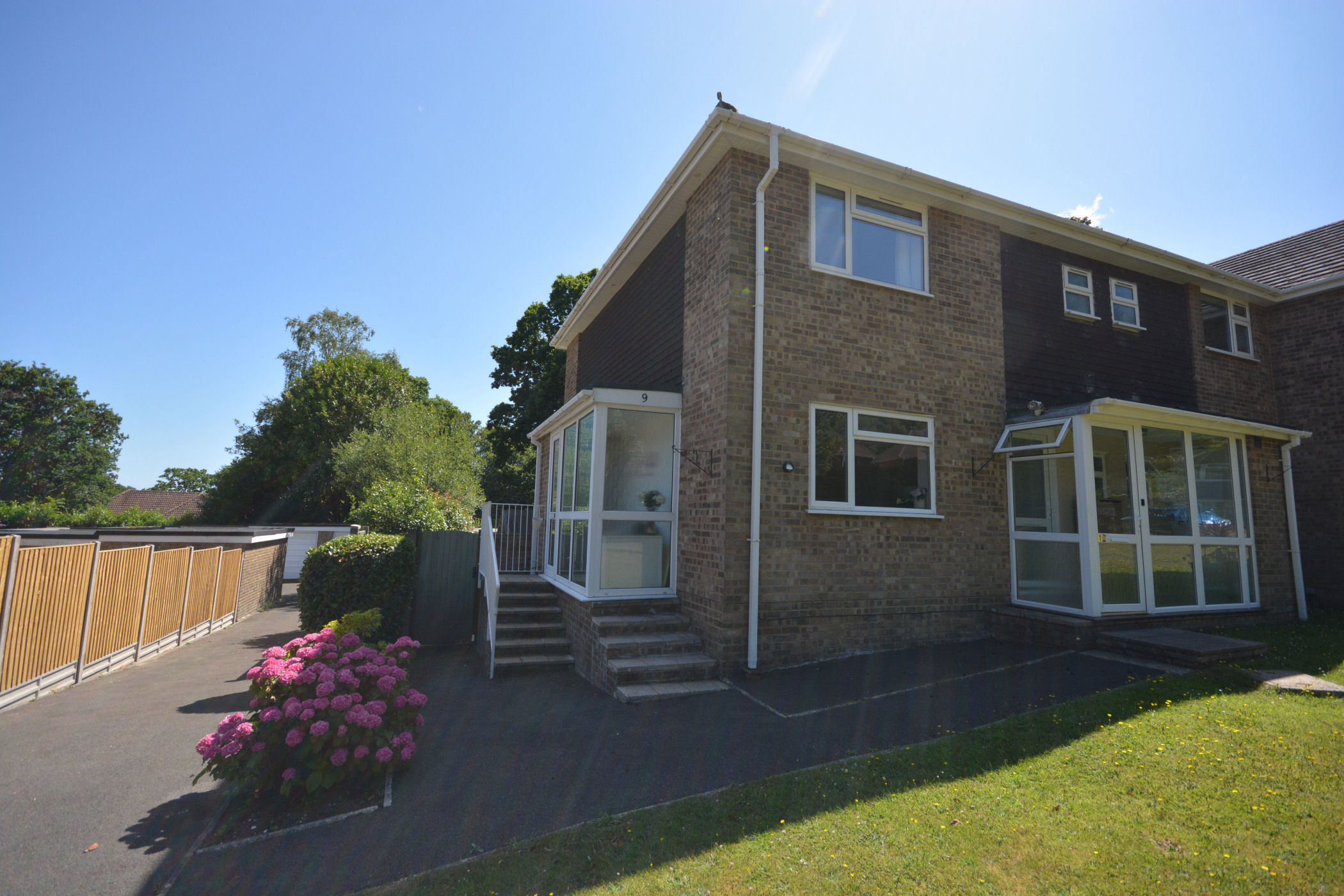 2 Bedroom Flat : Birkdale Court, Broadstone