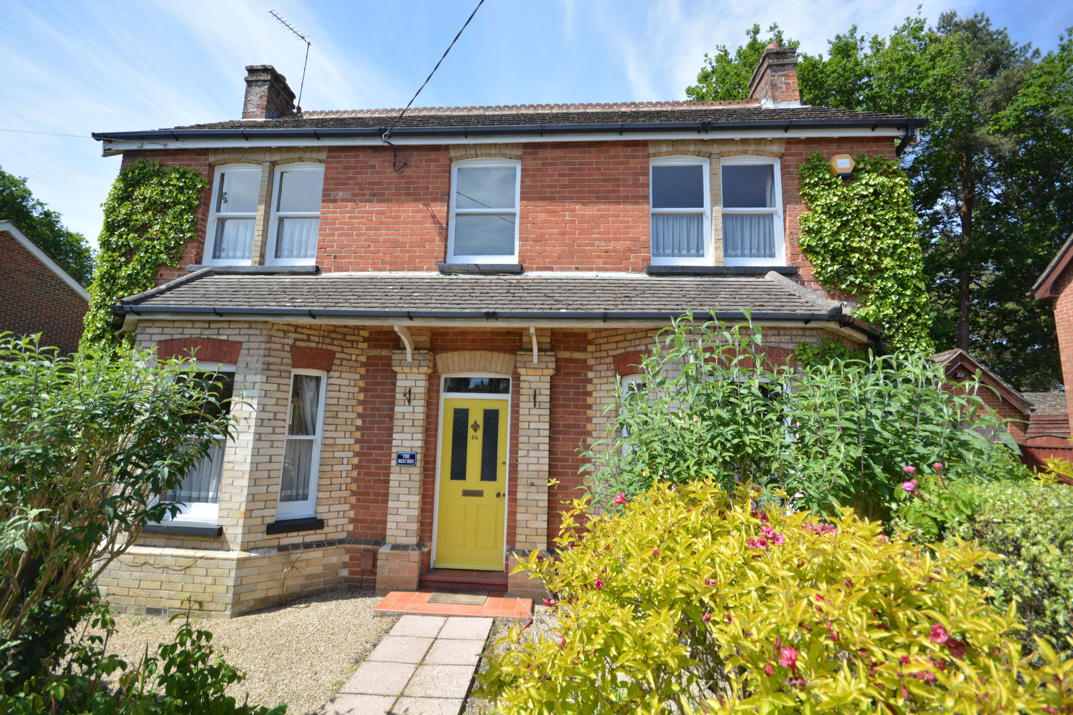 3 Bedroom Detached House : York Road, Broadstone