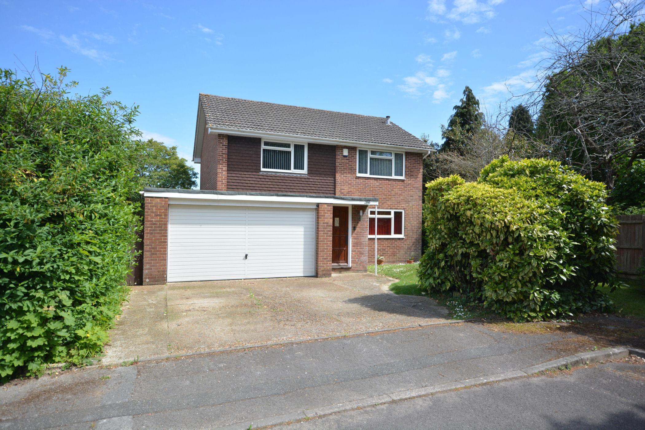 4 Bedroom Detached House : Rempstone Road, Merley, Wimborne