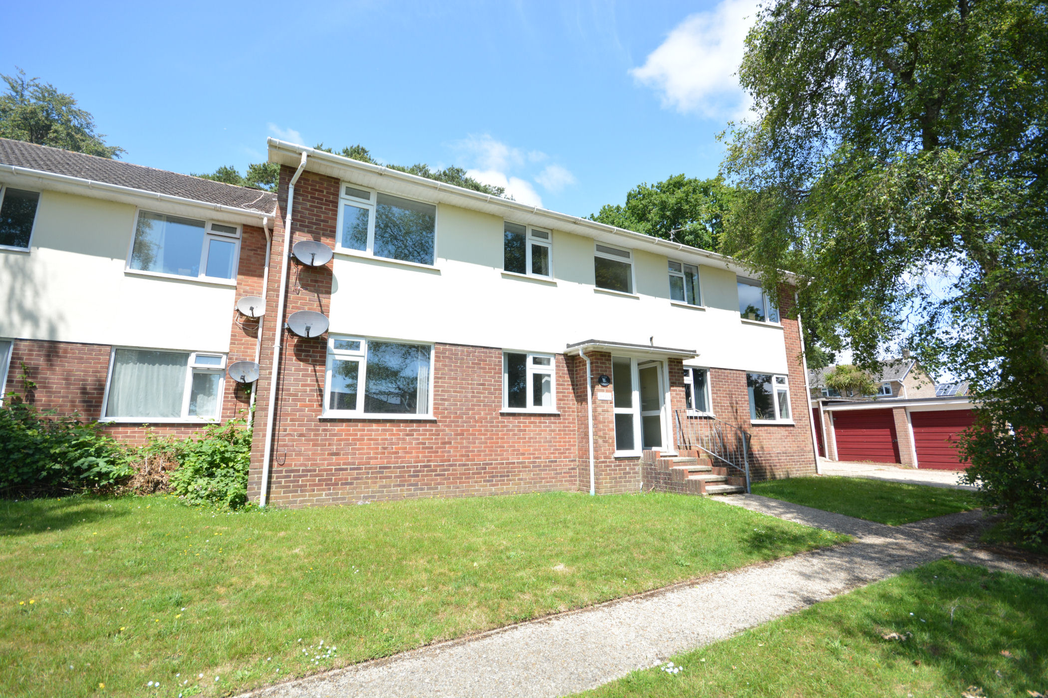 2 Bedroom Ground Flat : Warland Way, Corfe Mullen, Wimborne