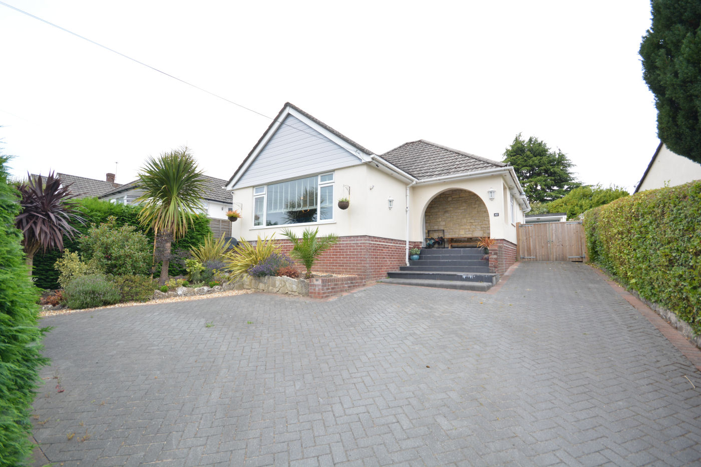 3 Bedroom Detached Bungalow : Anvil Crescent, Broadstone