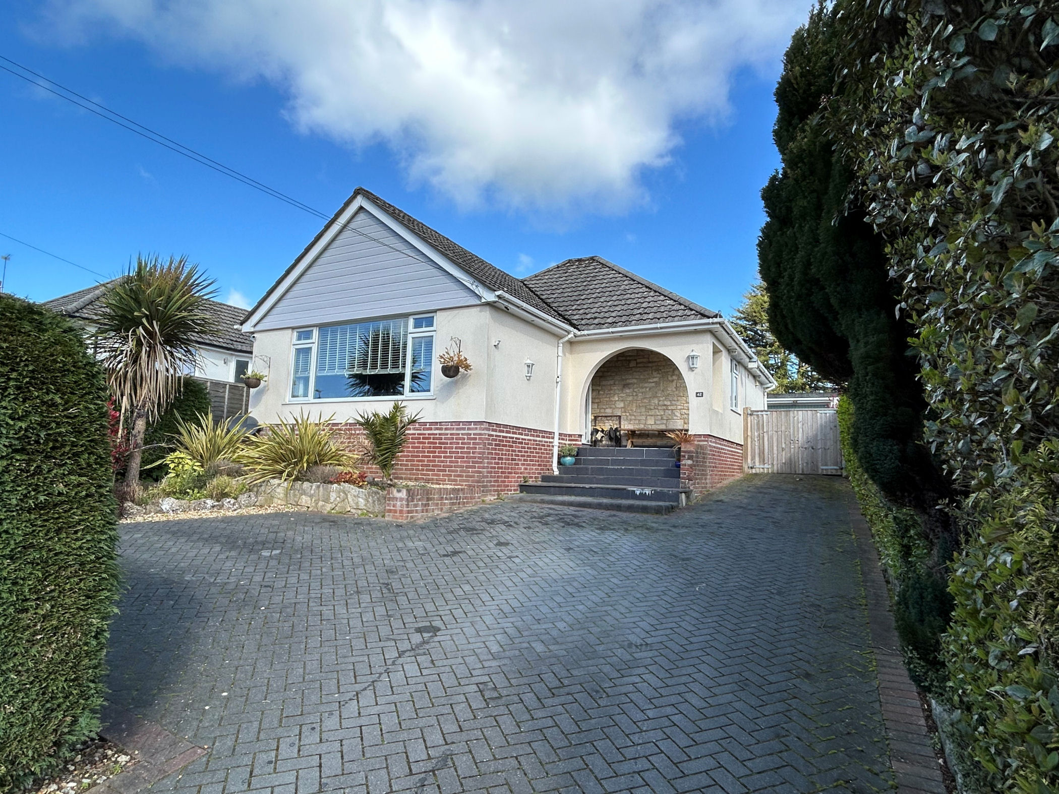3 Bedroom Detached Bungalow : Anvil Crescent, Broadstone