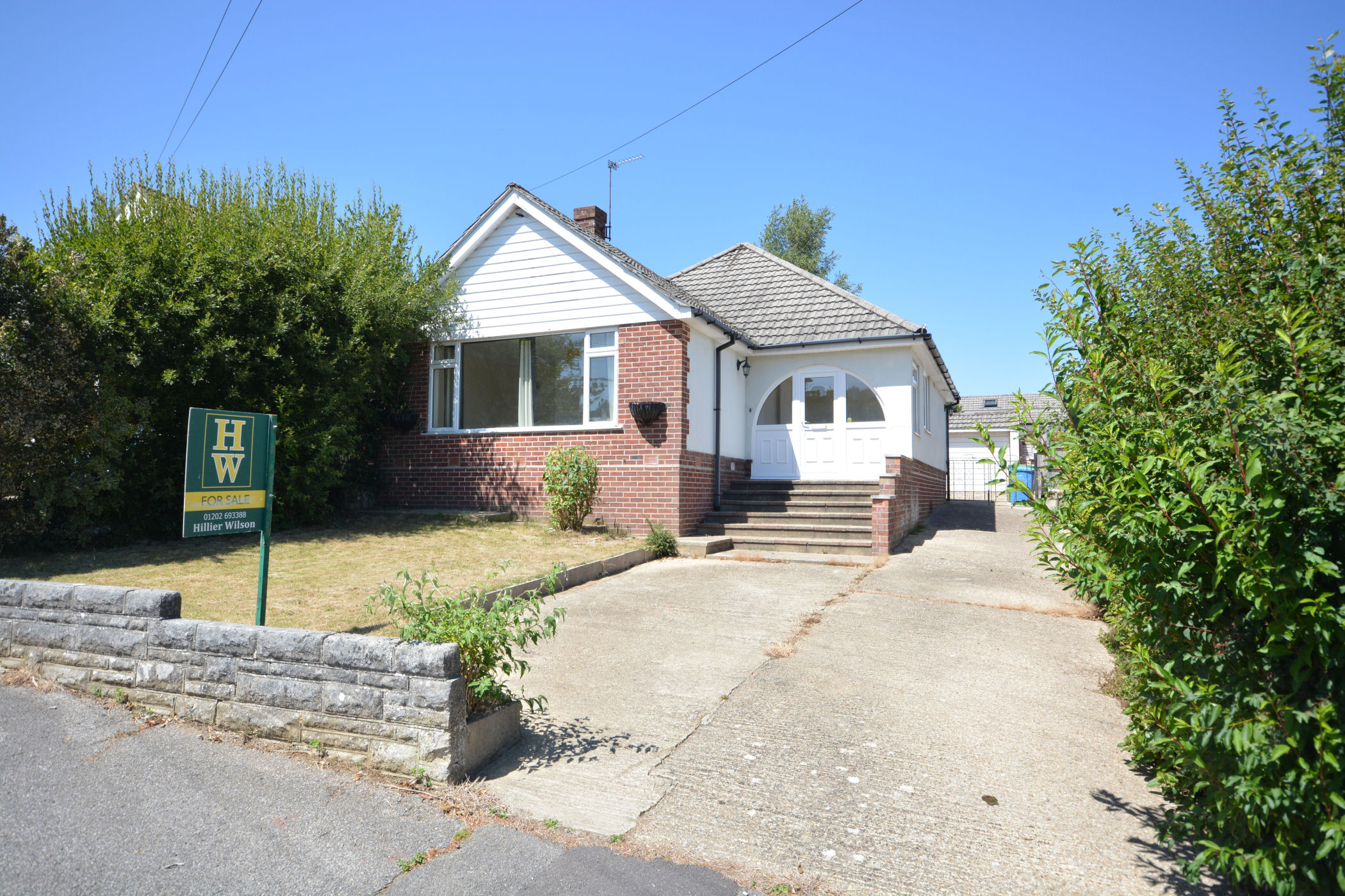 3 Bedroom Detached Bungalow : Anvil Crescent, Broadstone