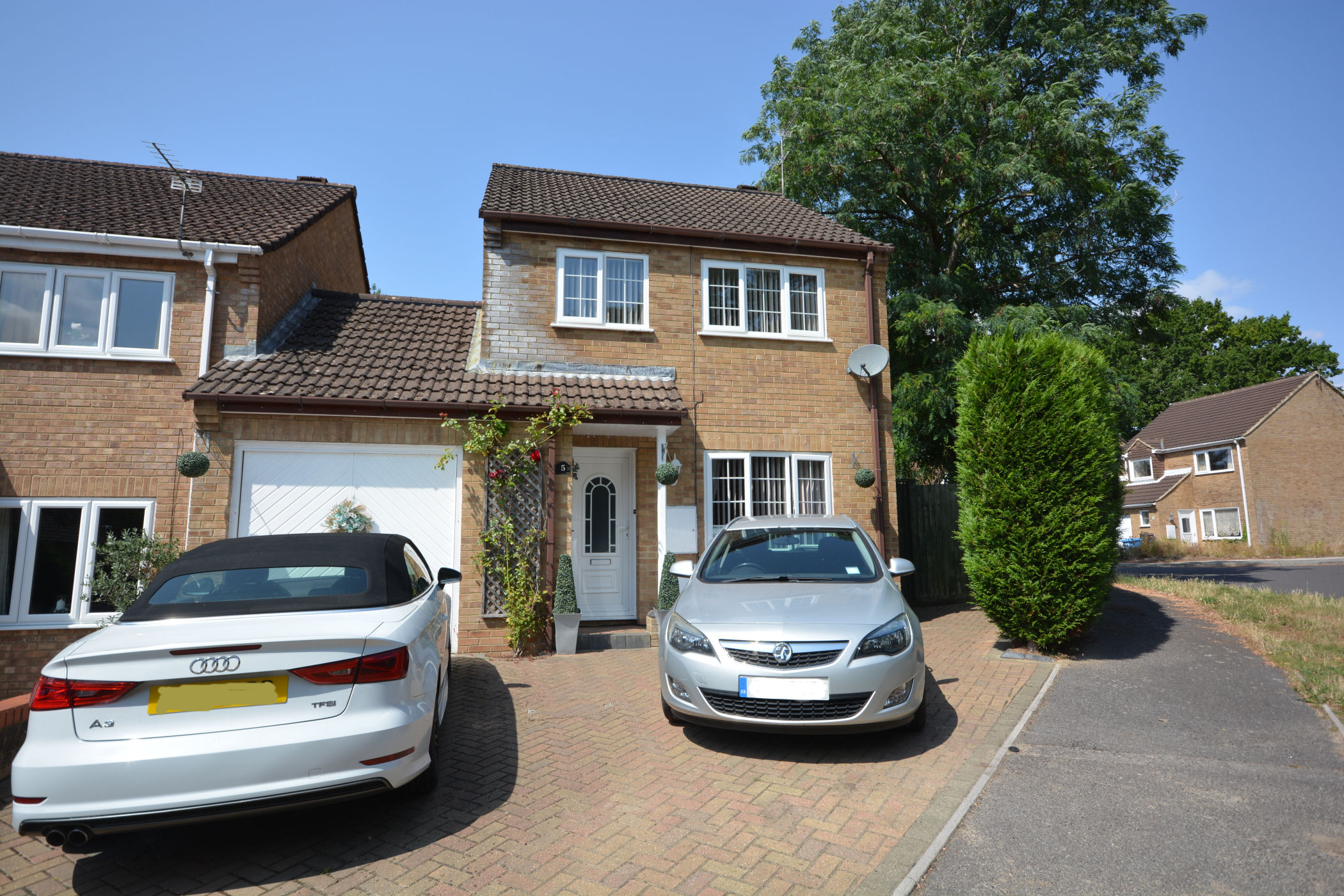 3 Bedroom Link Detached House : Primrose Gardens, Creekmoor, Poole