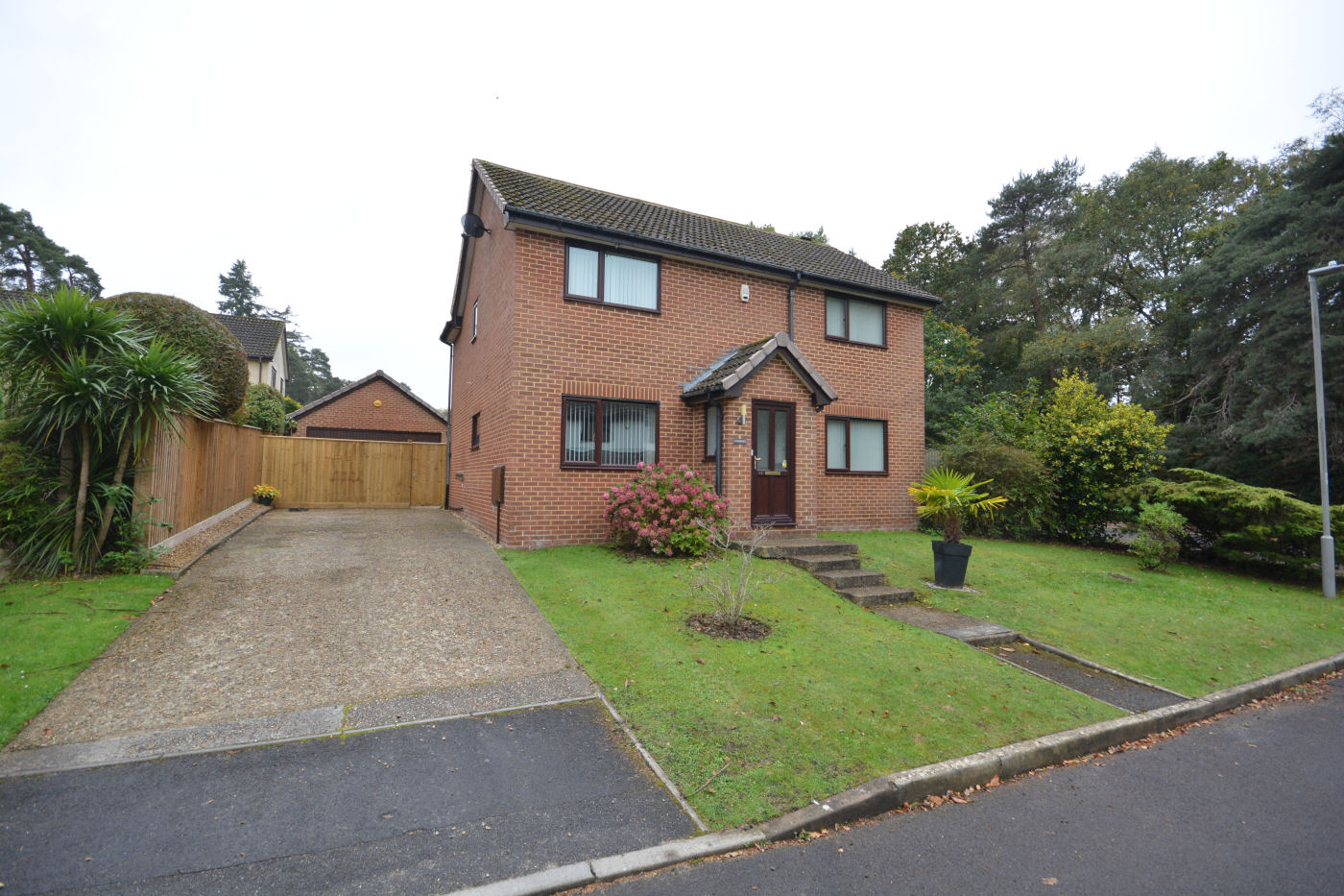 4 Bedroom Detached House : Wentworth Drive, Broadstone
