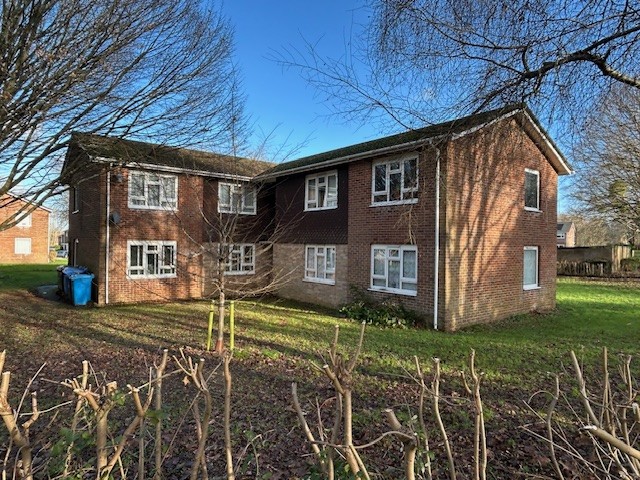 1 Bedroom Ground Flat : Selkirk Close, Merley
