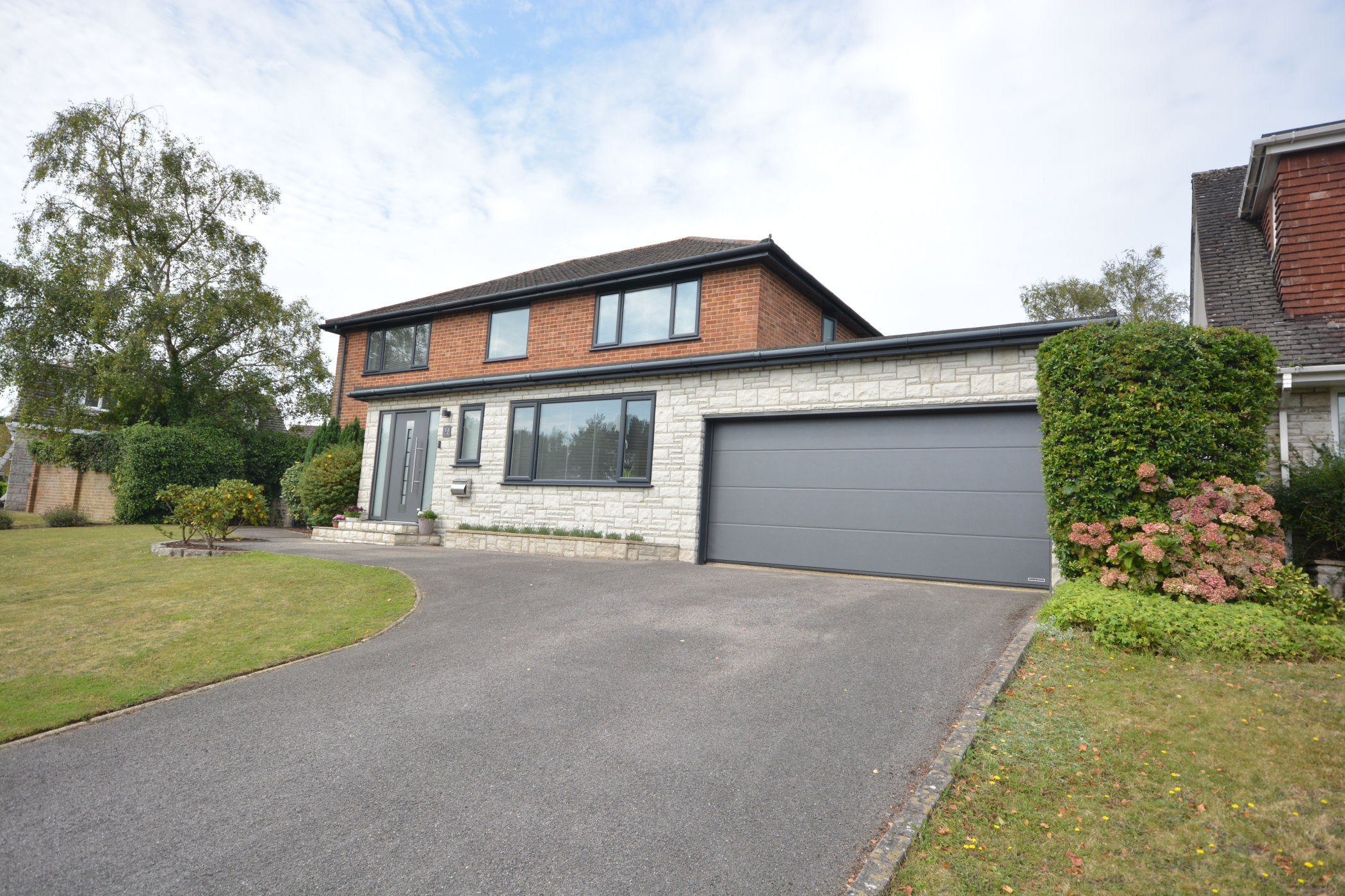 4 Bedroom Detached House : Merriefield Avenue, Broadstone