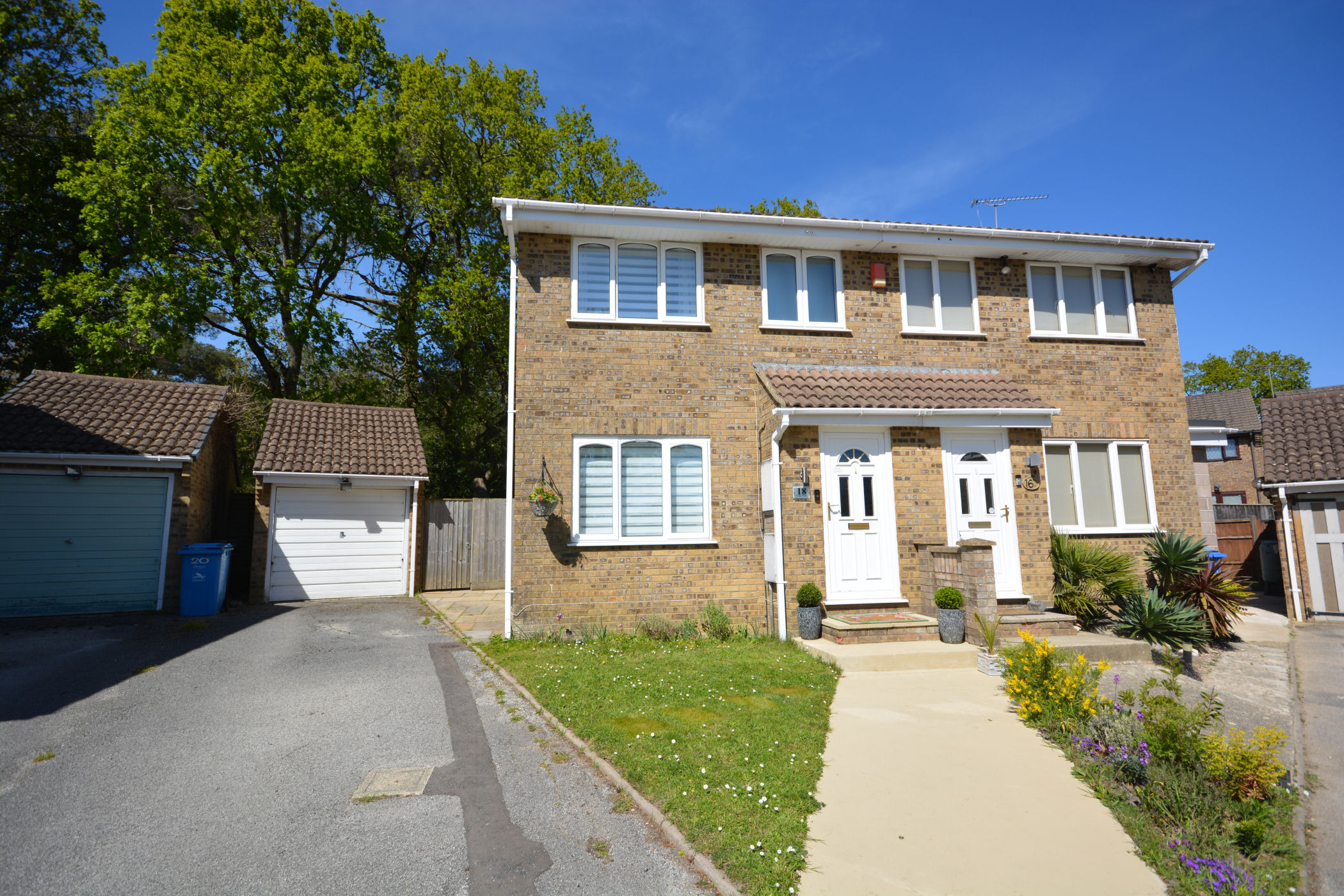 3 Bedroom Semi-Detached House : Hawthorn Drive, Creekmoor, Poole