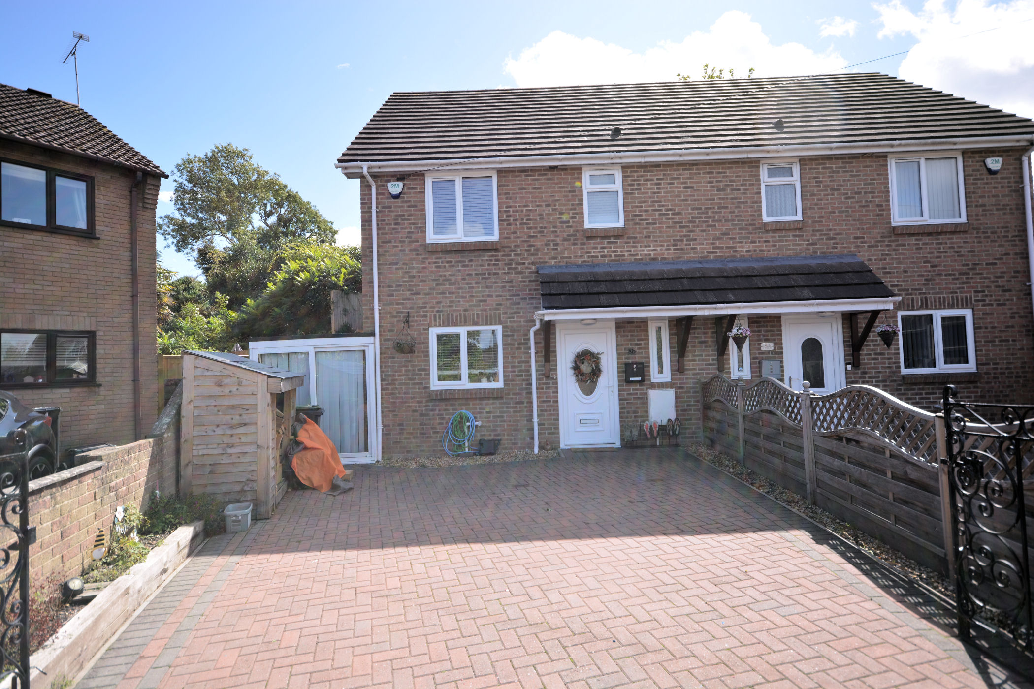 3 Bedroom Semi-Detached House : Dacombe Close, Upton