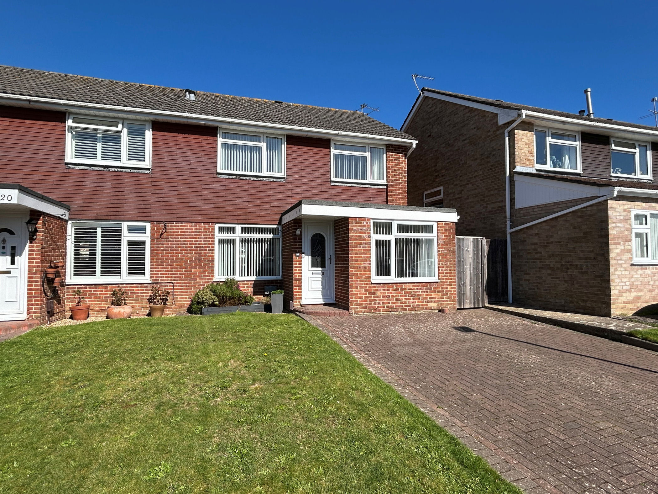 3 Bedroom Semi-Detached House : Lynwood Drive, Merley