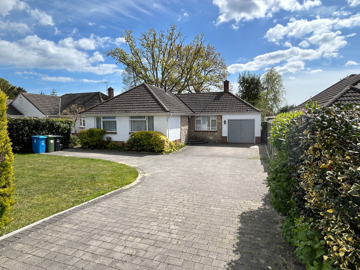2 Bedroom Detached Bungalow : Steepleton Road, Broadstone