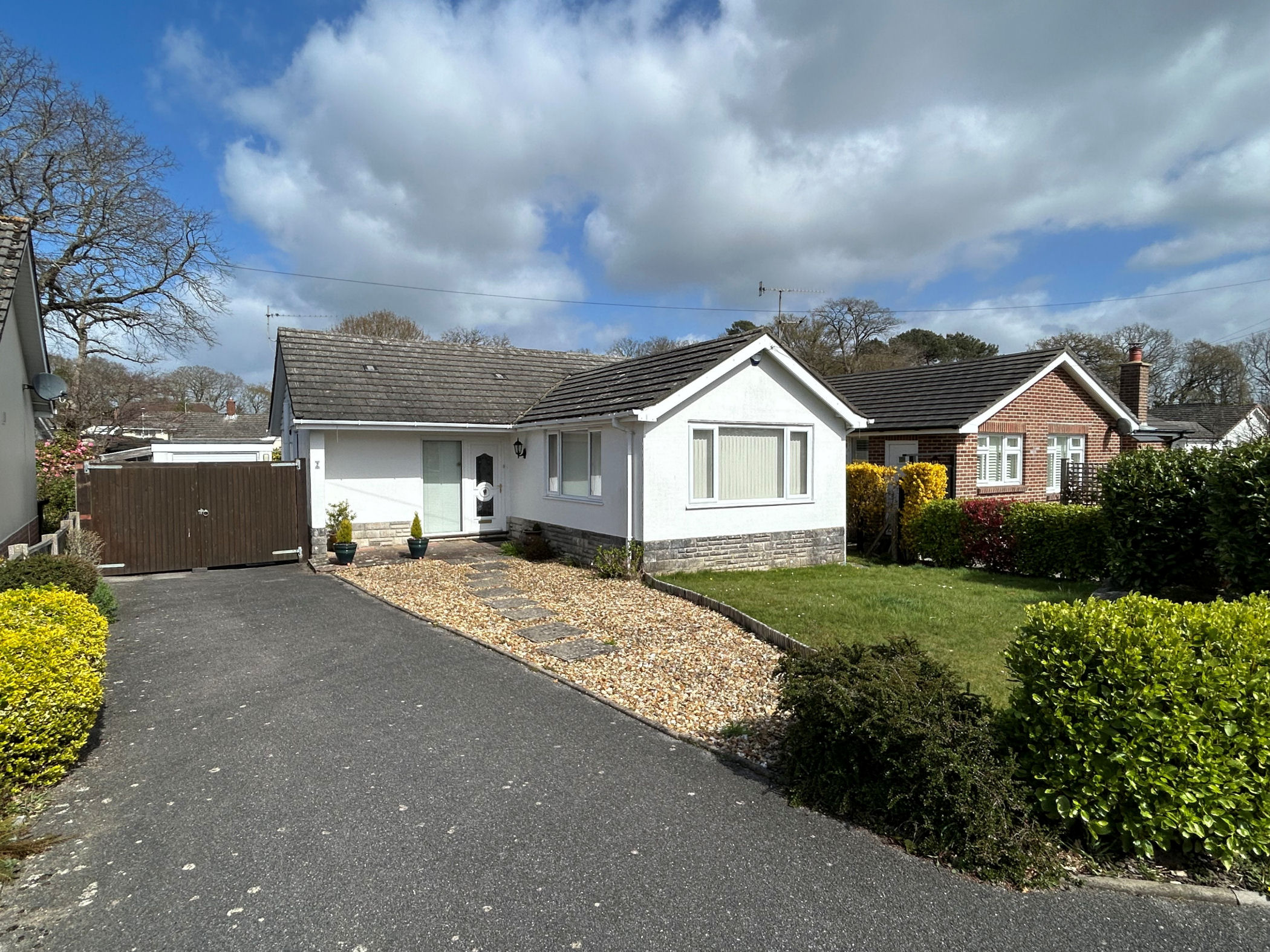 2 Bedroom Detached Bungalow : Cannon Close, Broadstone