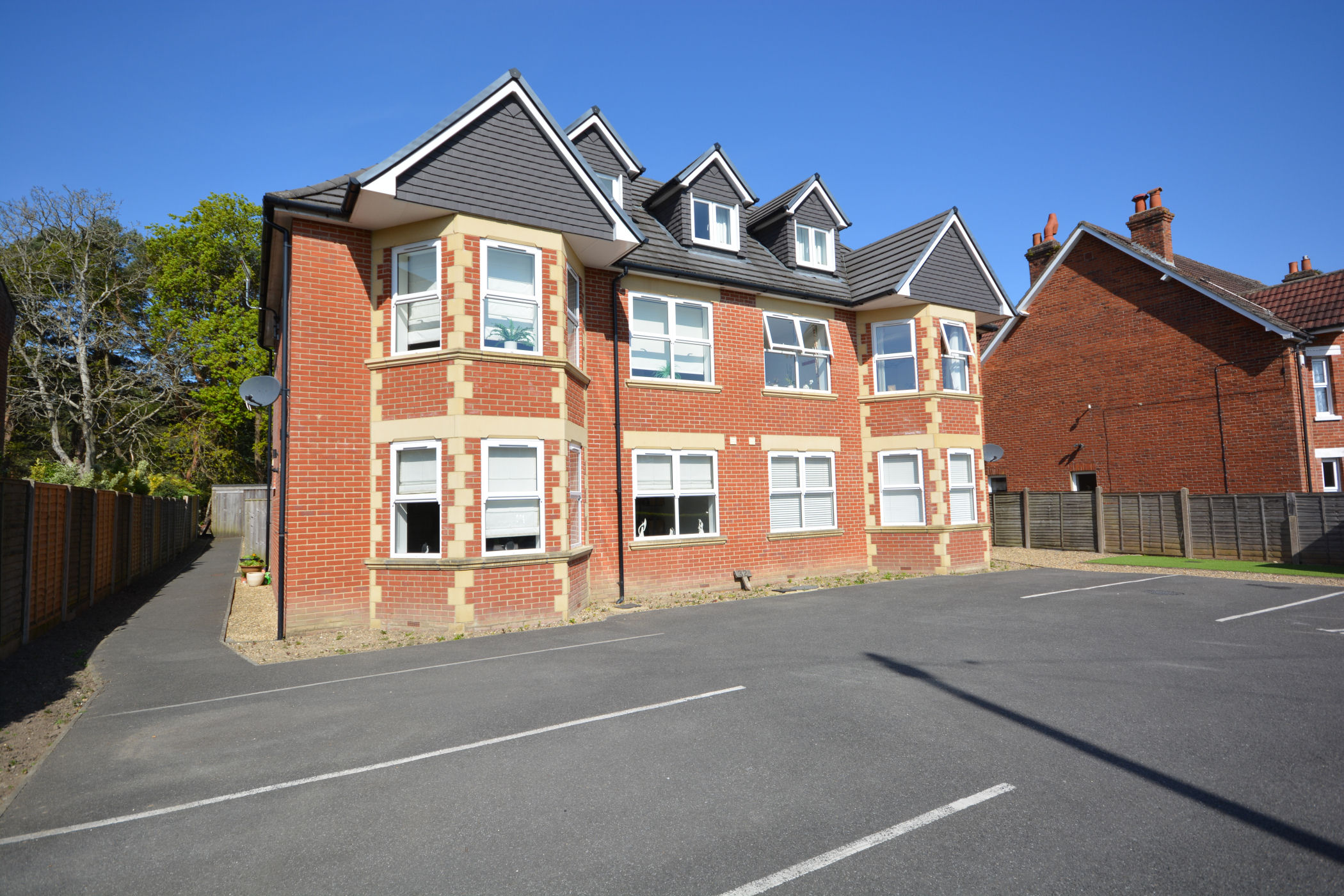 2 Bedroom Apartment : York Road, Broadstone