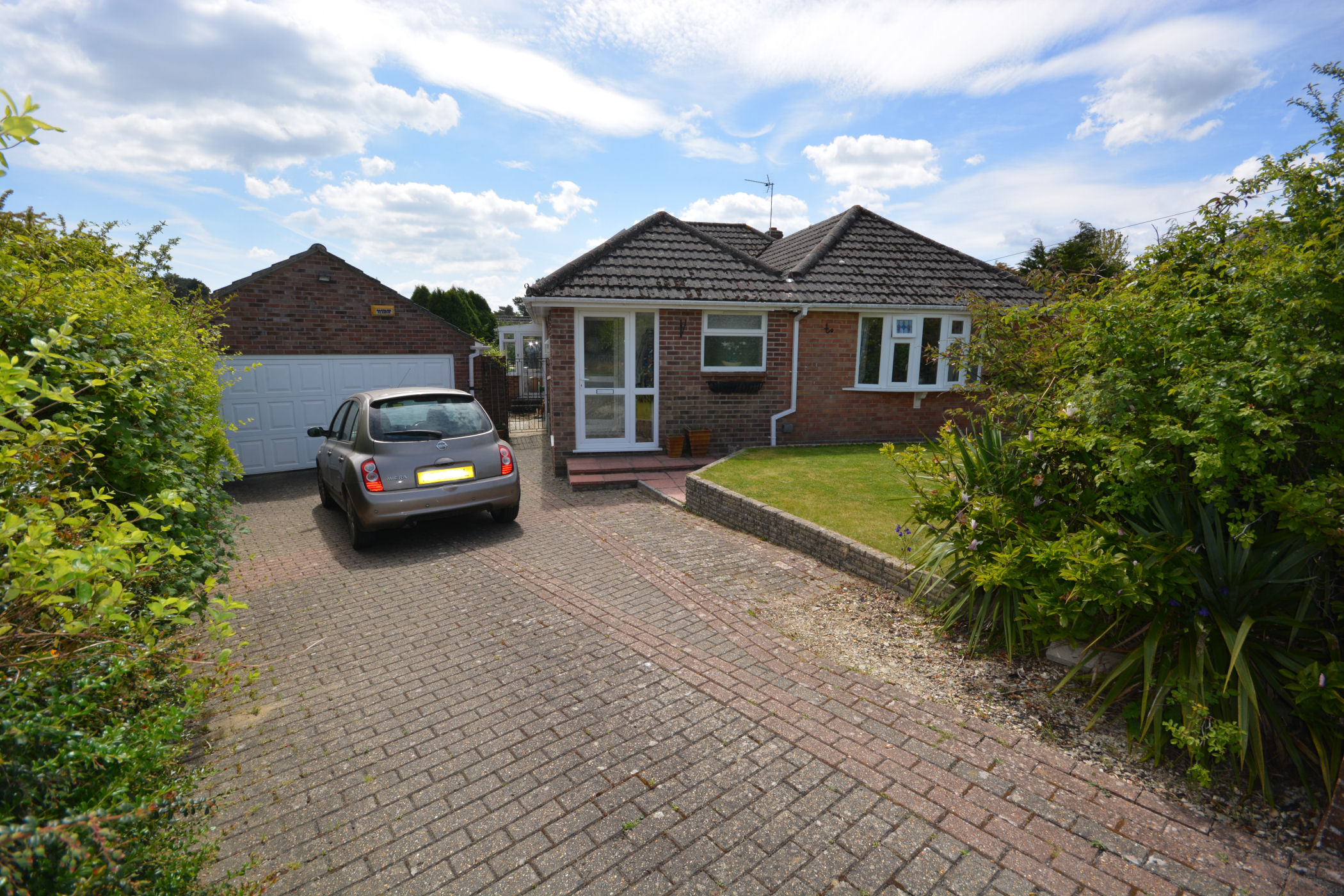 3 Bedroom Detached Bungalow : Insley Crescent, Broadstone