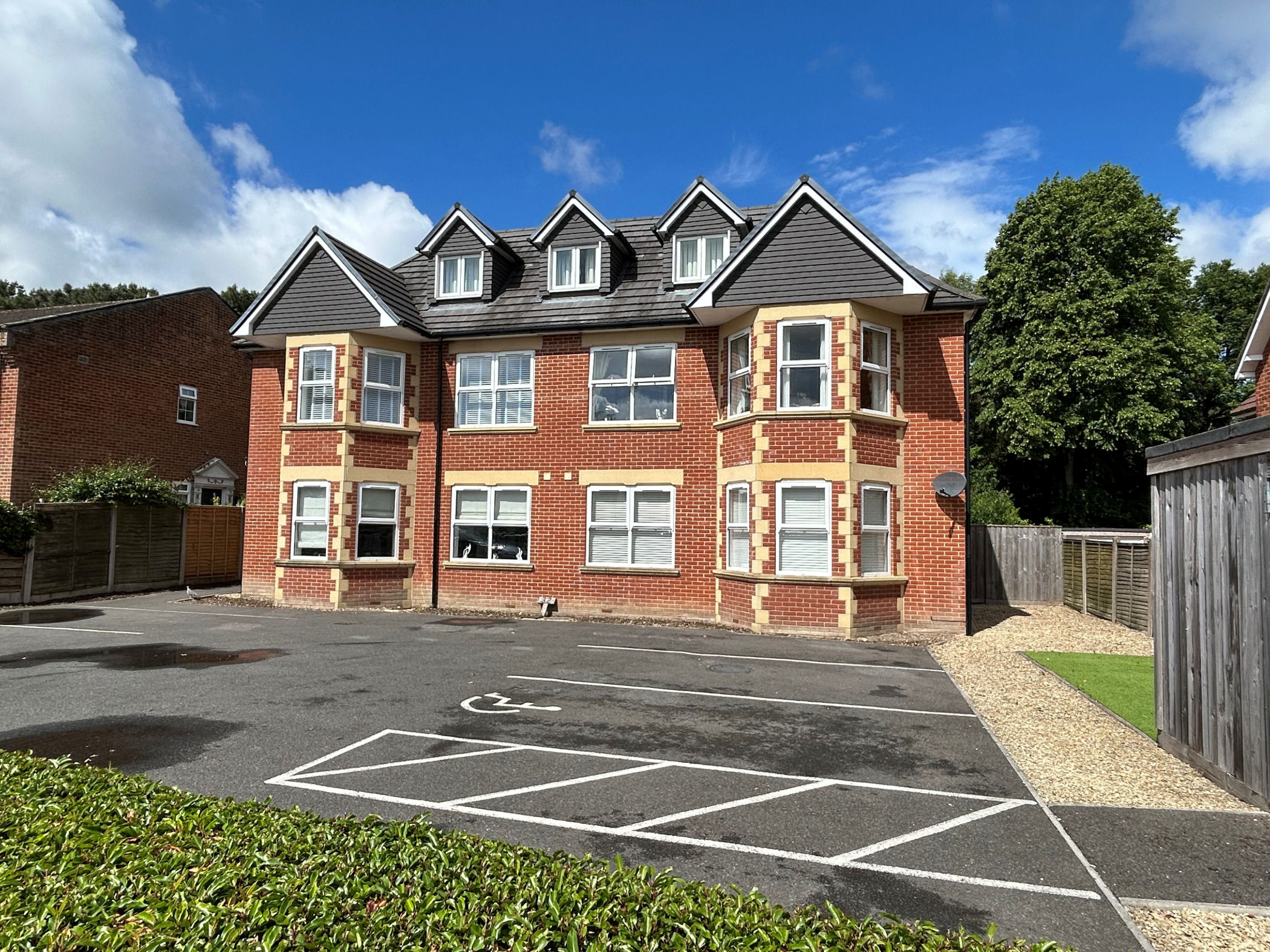 2 Bedroom Apartment : York Road, Broadstone
