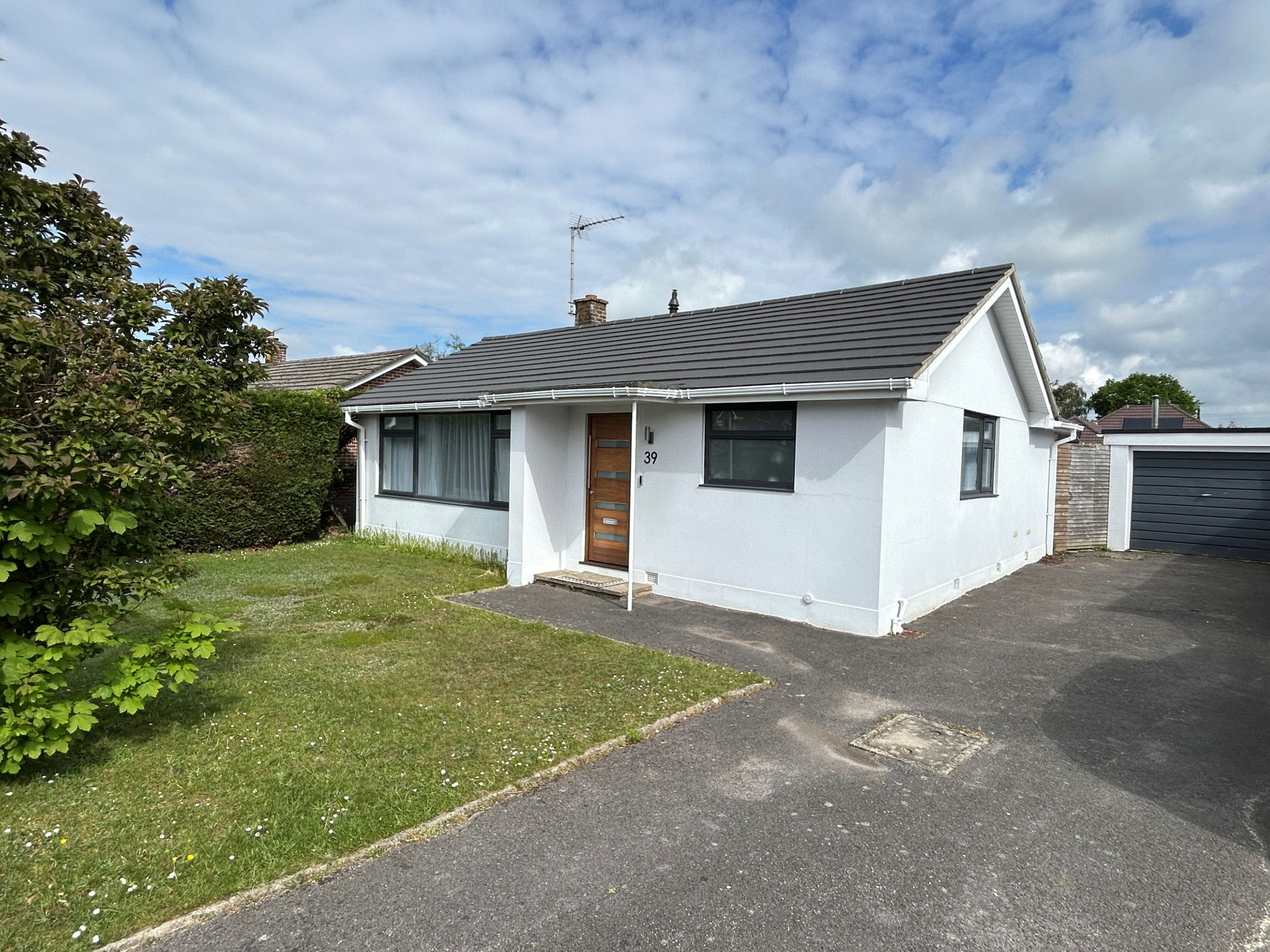2 Bedroom Detached Bungalow : Dalkeith Road, Corfe Mullen