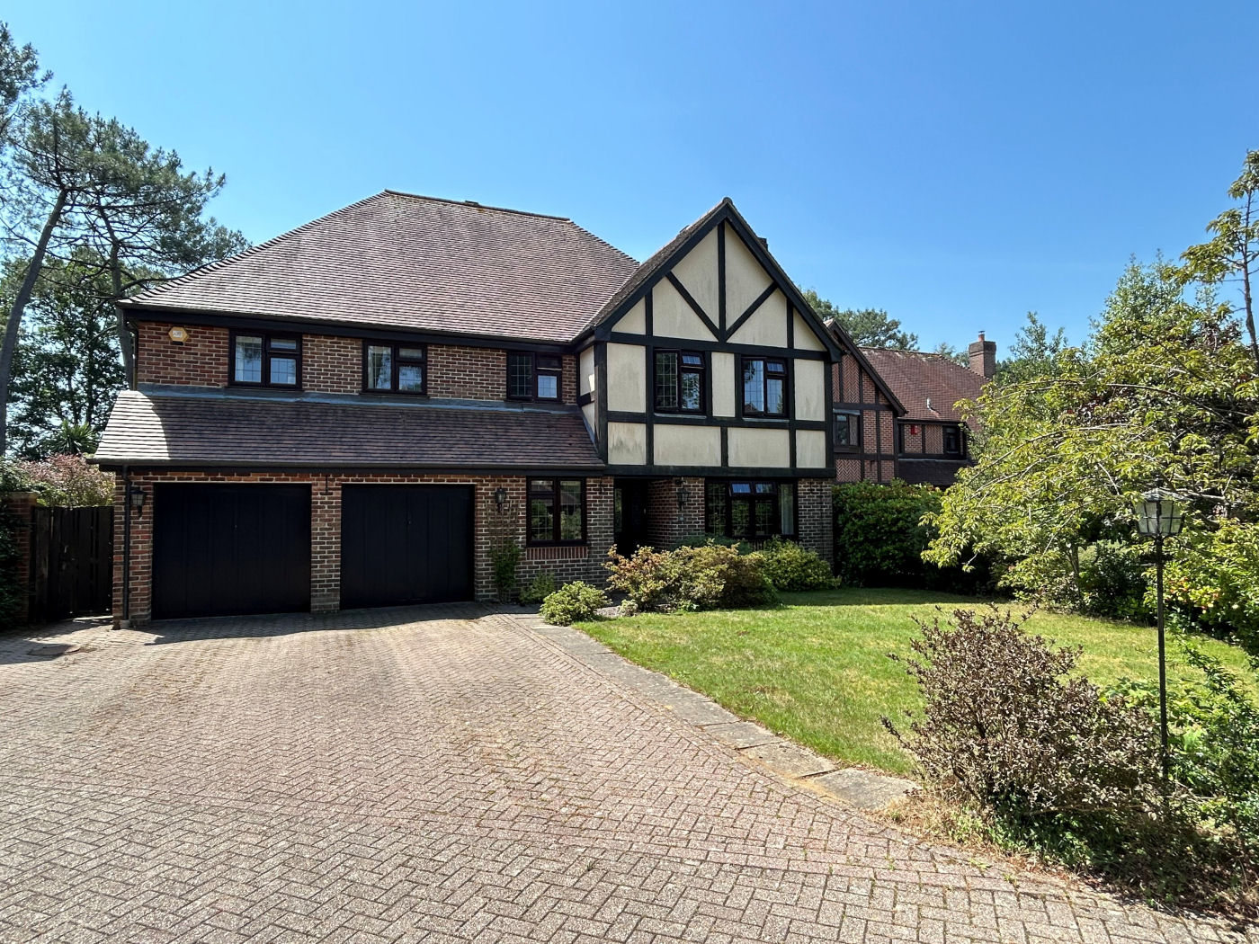 5 Bedroom Detached House : Wills Close, Corfe Mullen, Wimborne