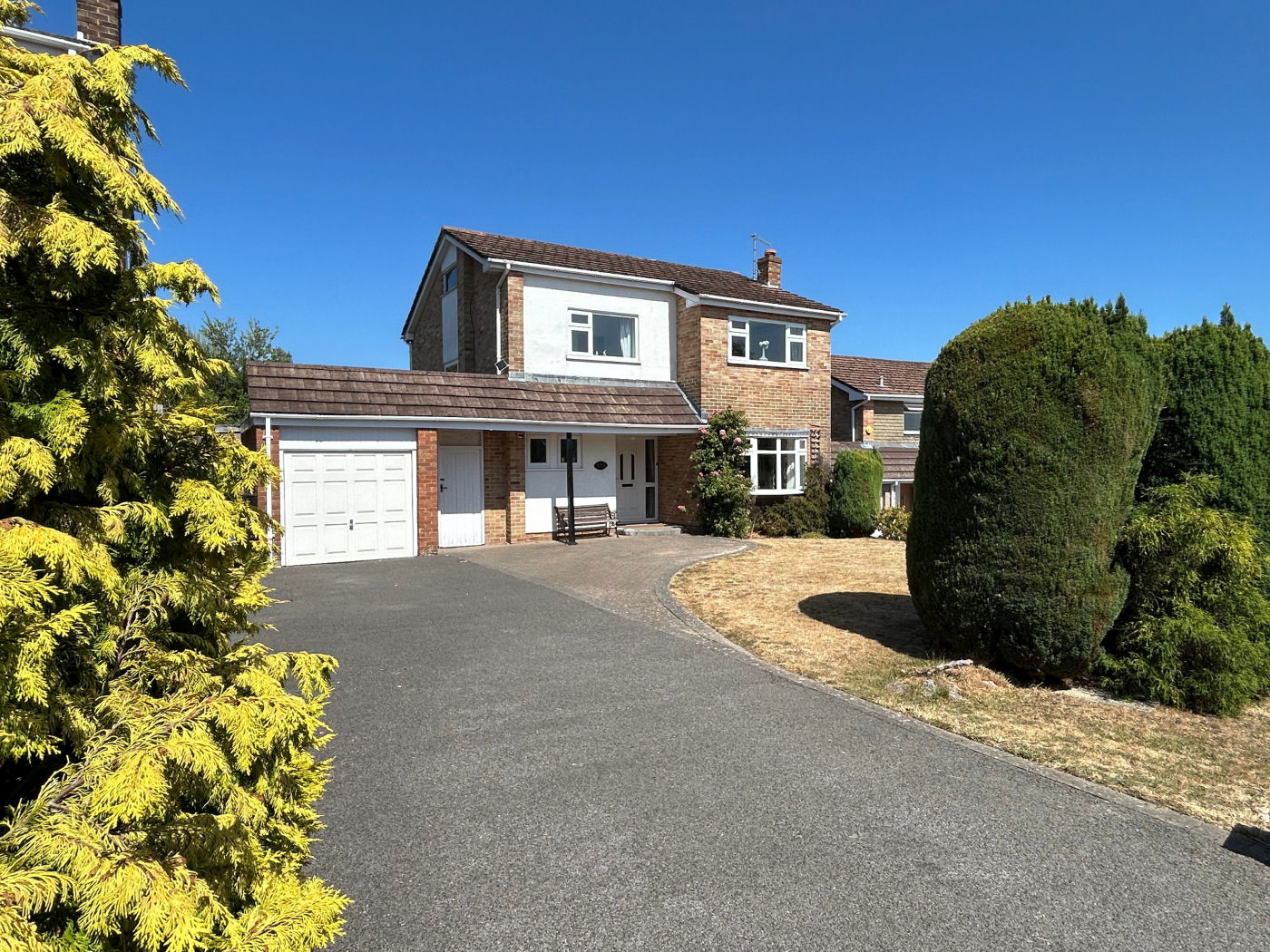 4 Bedroom Detached House : West Way, Broadstone