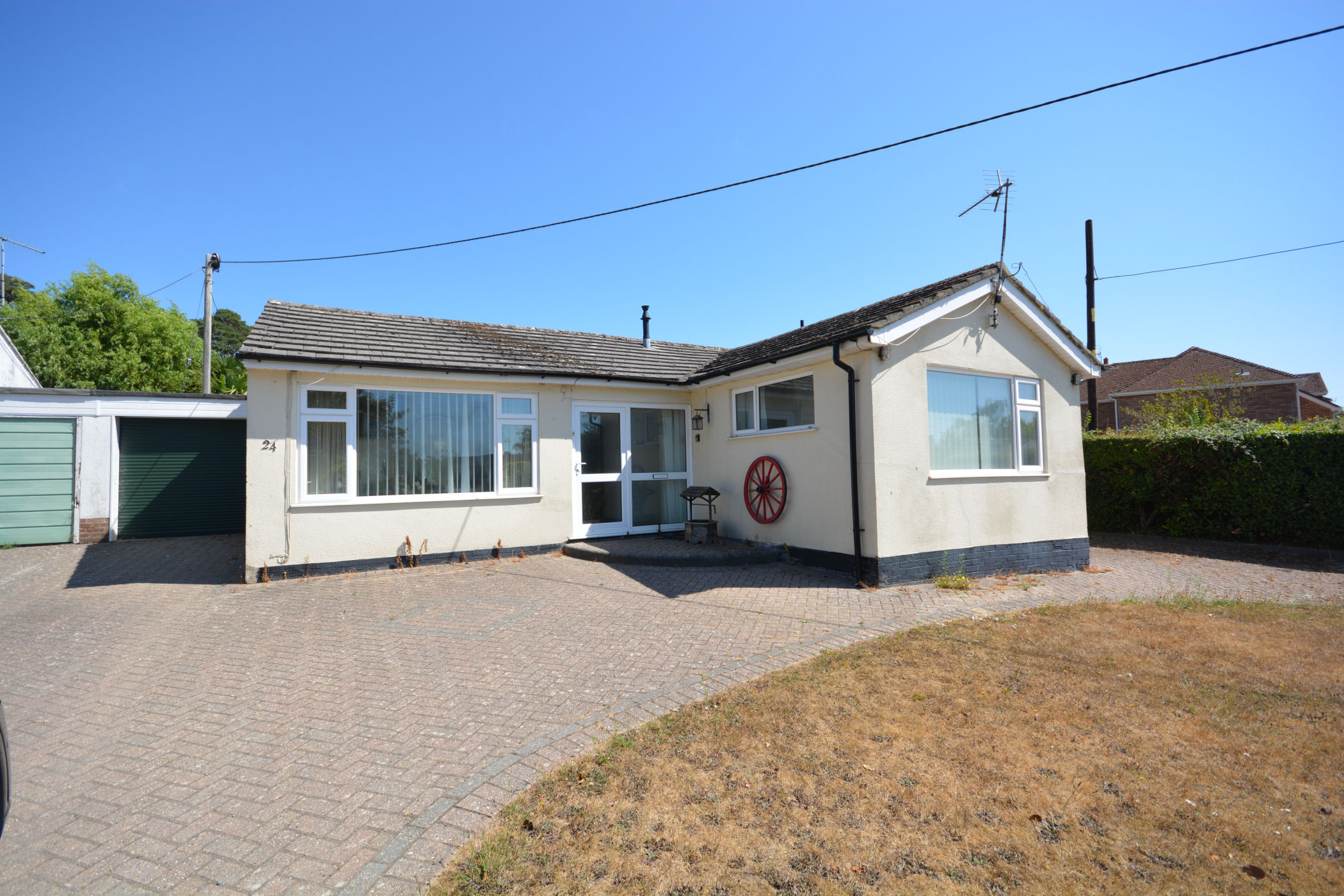 2 Bedroom Detached Bungalow : Hillside Road, Corfe Mullen, Wimborne