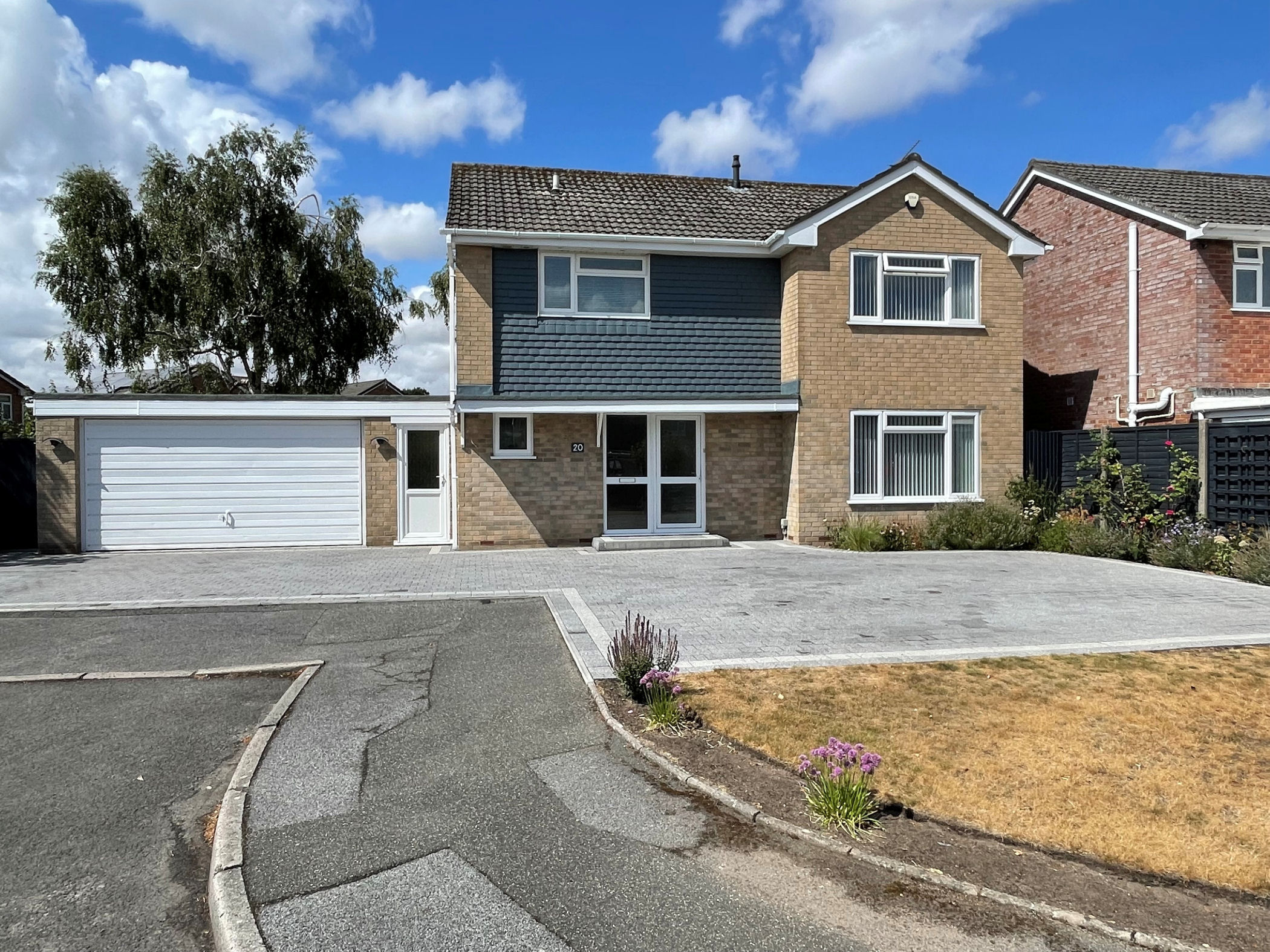4 Bedroom Detached House : Lynwood Drive, Merley, Wimborne