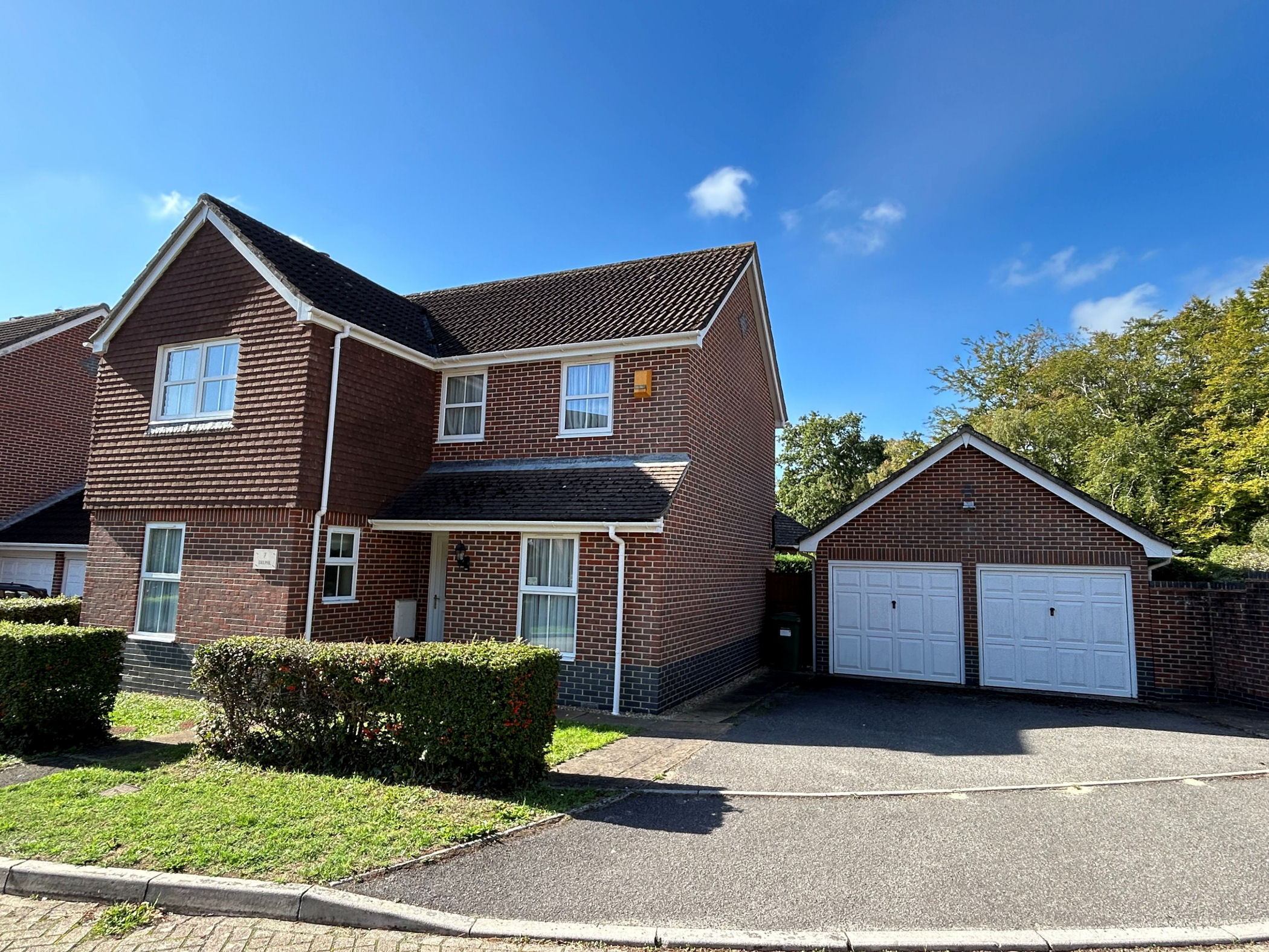 4 Bedroom Detached House : Mallow Close, Broadstone