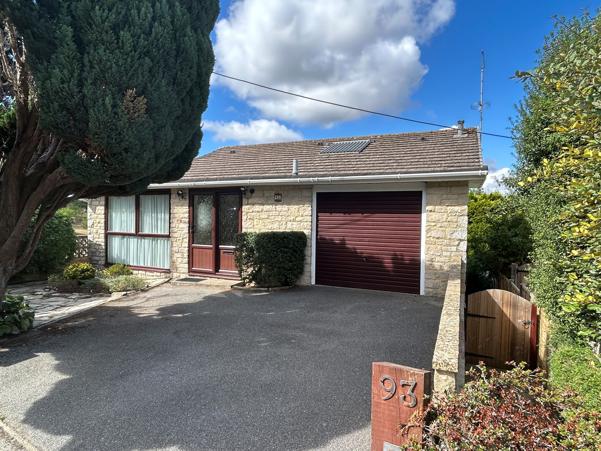 4 Bedroom Detached House : Hillside Road, Corfe Mullen, Wimborne